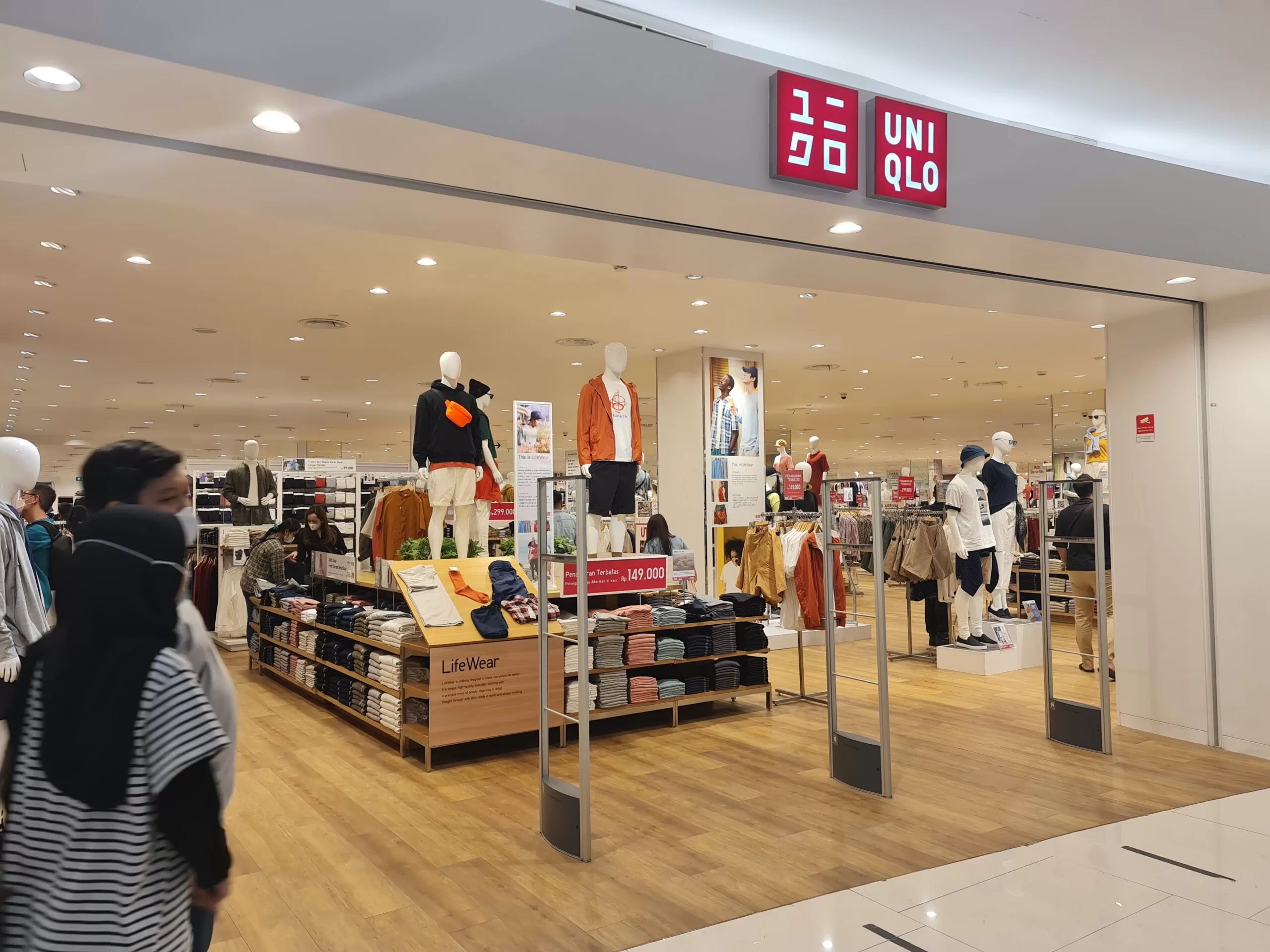 With eye on growth and sustainability targets Uniqlo rethinks retail  spaces  The Japan Times